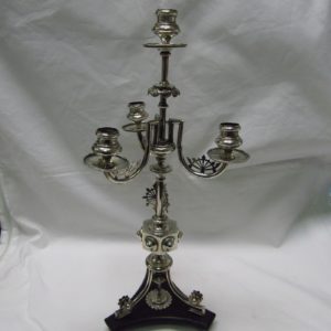 Guarnición con pareja de candelabros y centro alfonsino en plata. España, 19th. 1900 gr.