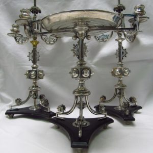 Guarnición con pareja de candelabros y centro alfonsino en plata. España, 19th. 1900 gr.