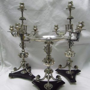 Guarnición con pareja de candelabros y centro alfonsino en plata. España, 19th. 1900 gr.