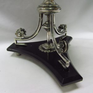 Guarnición con pareja de candelabros y centro alfonsino en plata. España, 19th. 1900 gr.