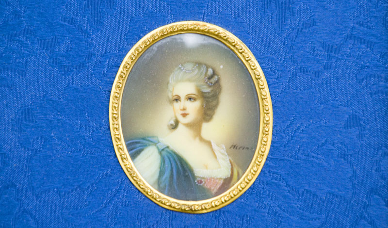 HERMO. Miniatura pintada sobre placa oval de marfil. Siglo XIX. HERMO. Miniatura pintada sobre placa oval de marfil. Siglo XIX.