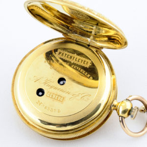 HUGUENIN. Reloj de bolsillo y colgar, saboneta. Circa, 1890.