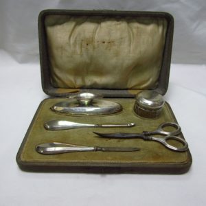 J&C. Estuche de manicura de cinco piezas en Plata Inglesa. Birmingham, 1920.
