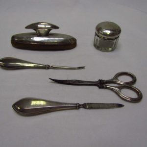 J&C. Estuche de manicura de cinco piezas en Plata Inglesa. Birmingham, 1920.