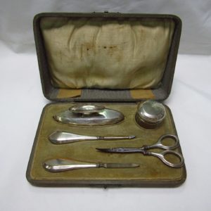 J&C. Estuche de manicura de cinco piezas en Plata Inglesa. Birmingham, 1920.