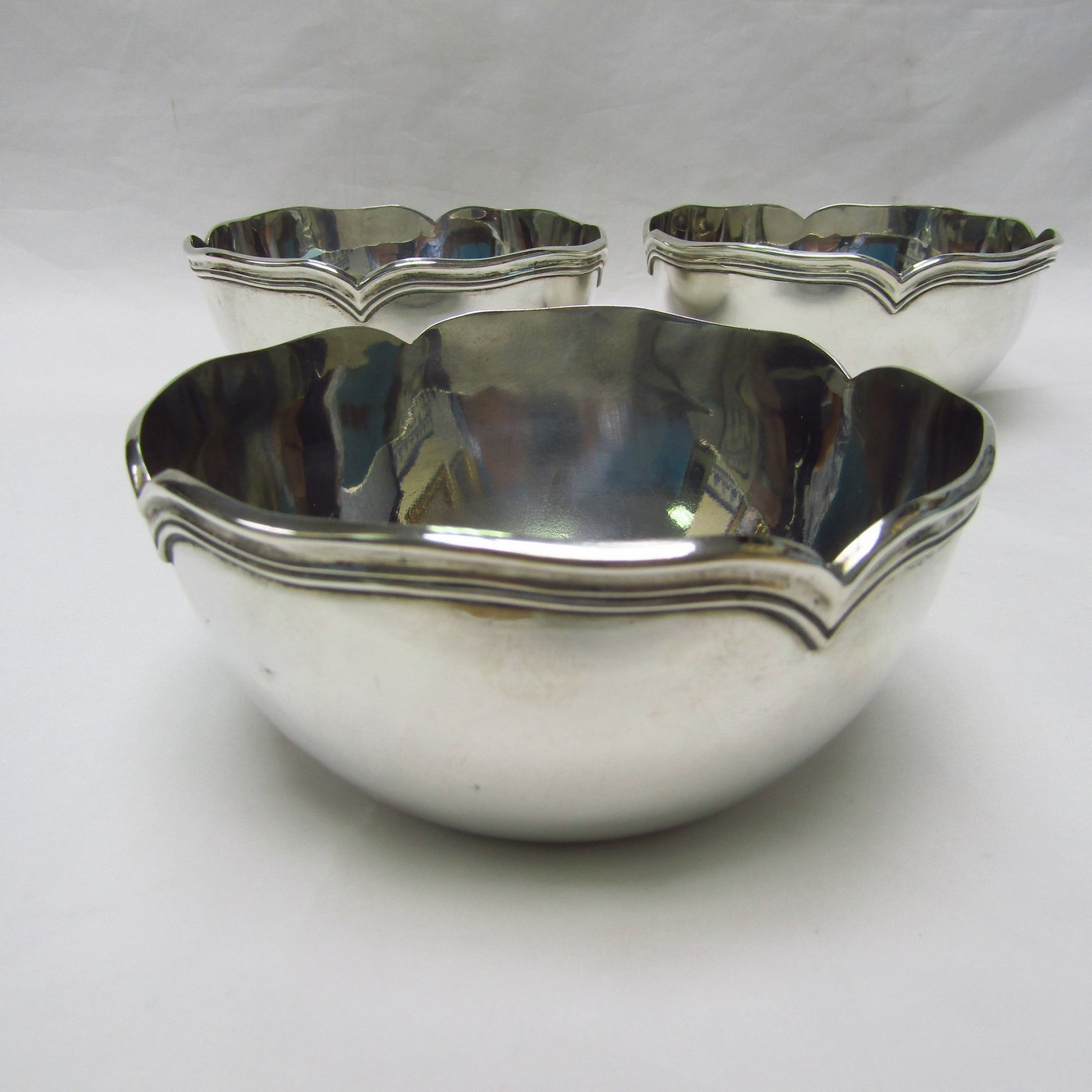 JOSÉ AMOR. Lote de tres lavafrutas en plata. España, 20th. JOSÉ AMOR. Lote de tres lavafrutas en plata. España, 20th.