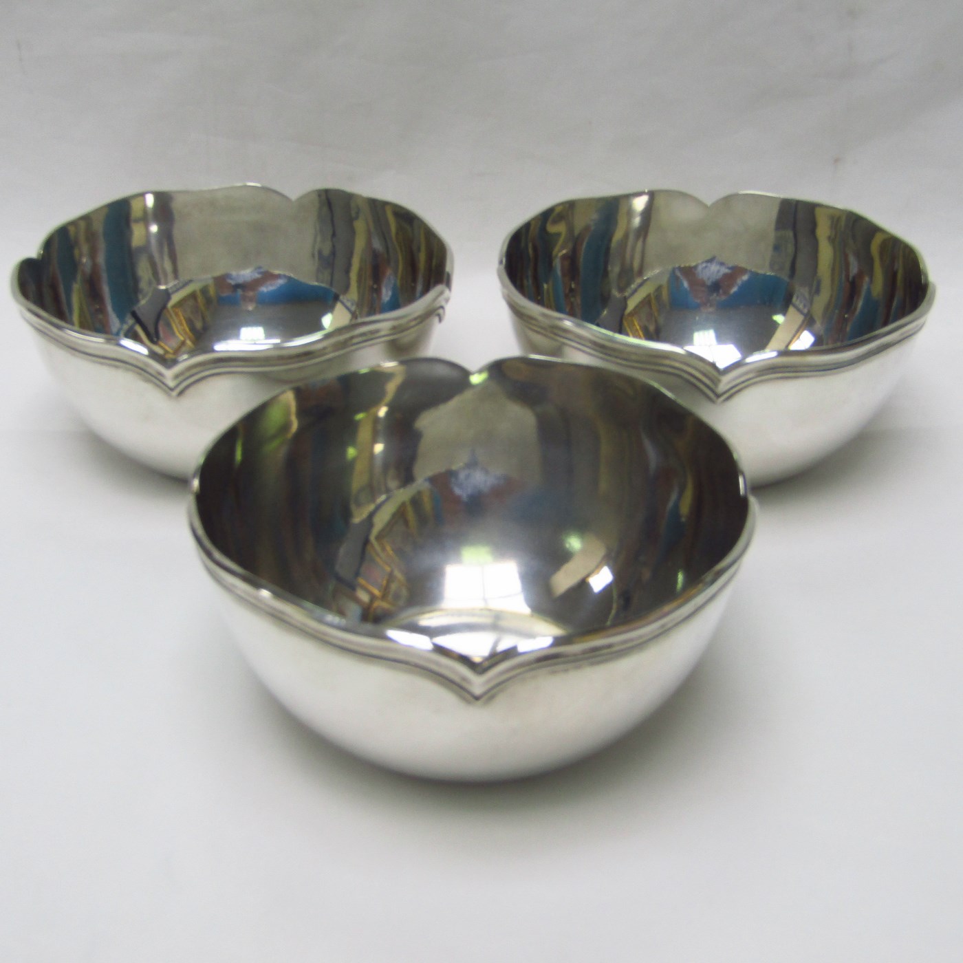 JOSÉ AMOR. Lote de tres lavafrutas en plata. España, 20th. JOSÉ AMOR. Lote de tres lavafrutas en plata. España, 20th.