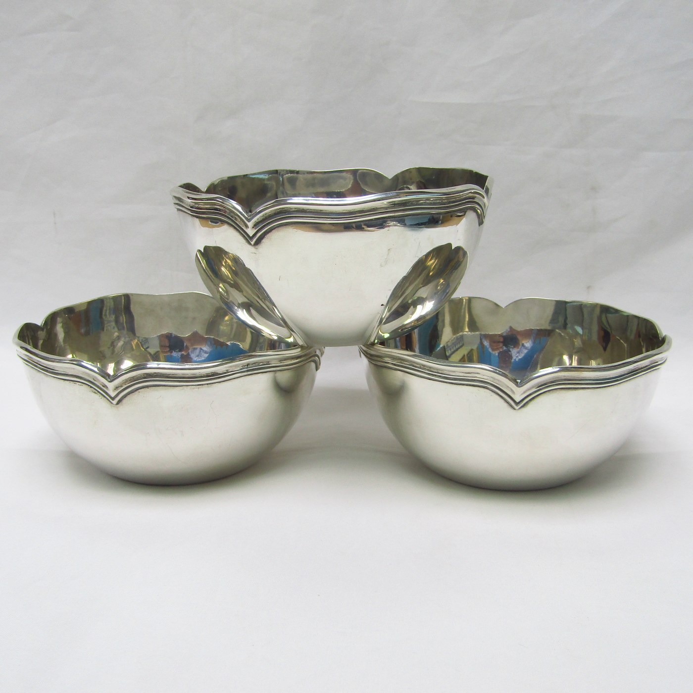 JOSÉ AMOR. Lote de tres lavafrutas en plata. España, 20th. JOSÉ AMOR. Lote de tres lavafrutas en plata. España, 20th.