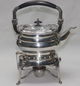 Juego Completo de Café y Té en plata, con mangos de madera ebonizada. España. Siglo XX. 5350 gr.