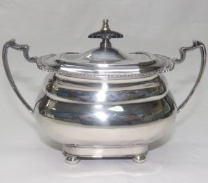 Juego Completo de Café y Té en plata, con mangos de madera ebonizada. España. Siglo XX. 5350 gr.