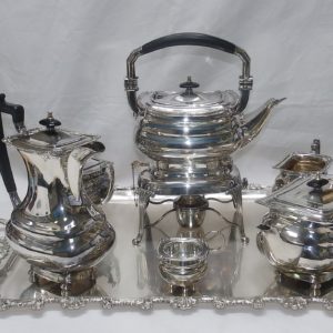 Juego Completo de Café y Té en plata, con mangos de madera ebonizada. España. Siglo XX. 5350 gr.
