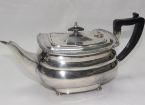 Juego Completo de Café y Té en plata, con mangos de madera ebonizada. España. Siglo XX. 5350 gr.