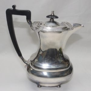 Juego Completo de Café y Té en plata, con mangos de madera ebonizada. España. Siglo XX. 5350 gr.