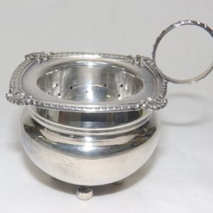 Juego Completo de Café y Té en plata, con mangos de madera ebonizada. España. Siglo XX. 5350 gr.