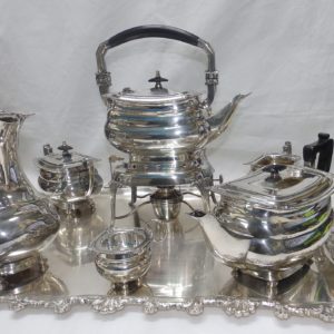 Juego Completo de Café y Té en plata, con mangos de madera ebonizada. España. Siglo XX. 5350 gr.