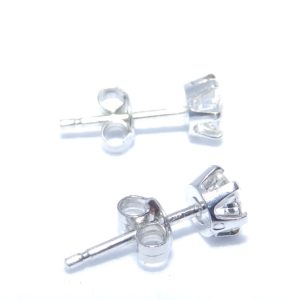 Juego de pendientes dormilona, en Platino (900), con Dos Diamantes Naturales talla Brillante, de 0,69 ct. Total (H/SI2).