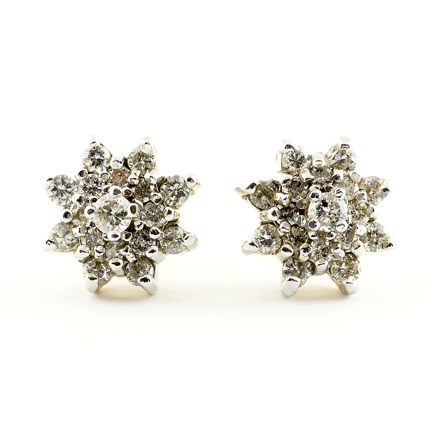 Juego de pendientes en oro blanco de 18k, con 17 Diamantes Naturales, talla Brillante de 1,5 ct.