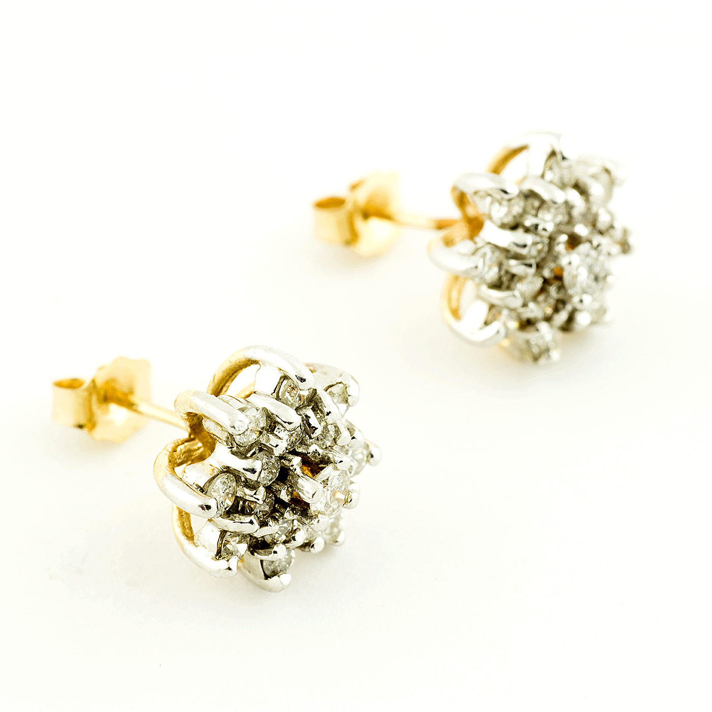 Juego de pendientes en oro blanco de 18k, con 17 Diamantes Naturales, talla Brillante de 1,5 ct. Juego de pendientes en oro blanco de 18k, con 17 Diamantes Naturales, talla Brillante de 1,5 ct.