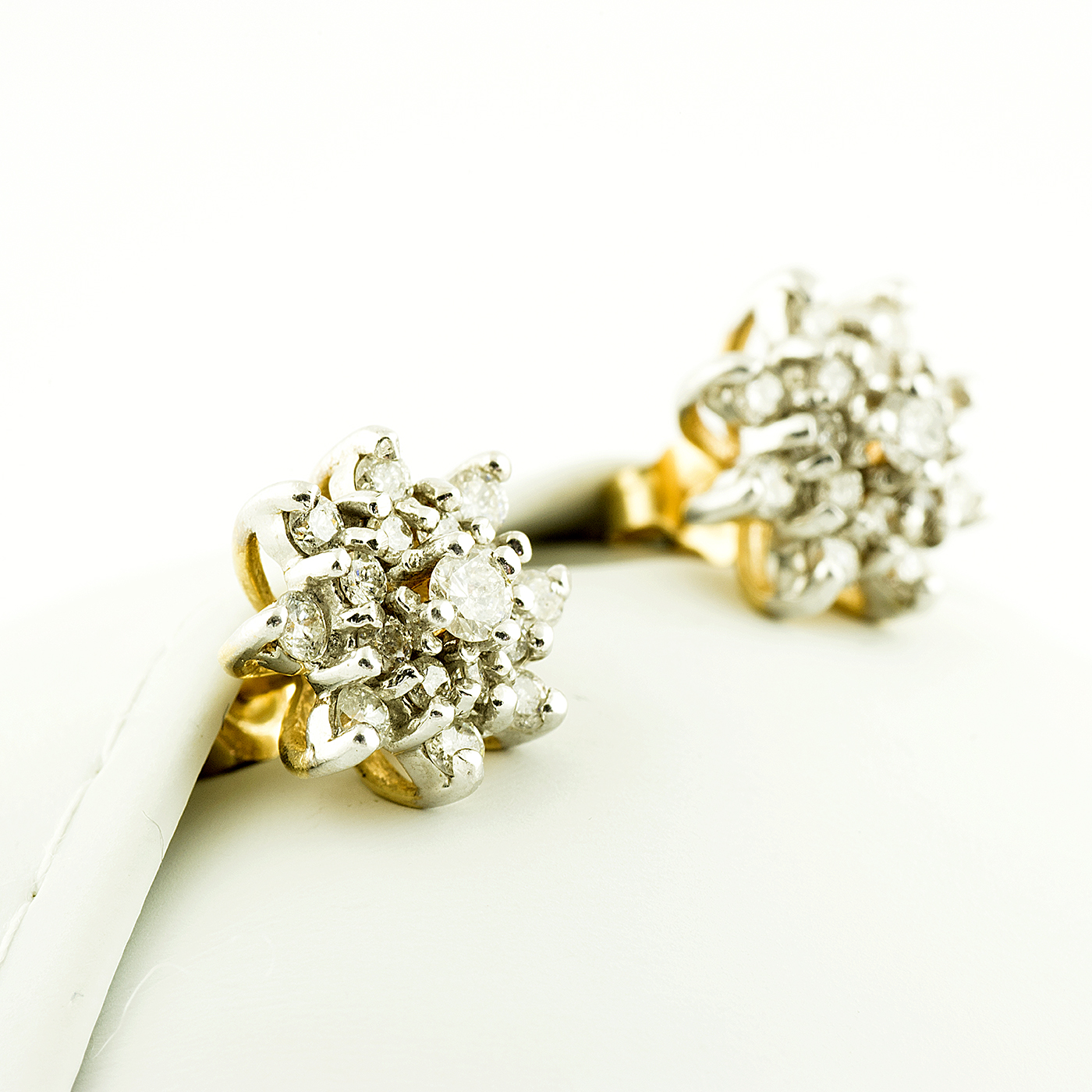 Juego de pendientes en oro blanco de 18k, con 17 Diamantes Naturales, talla Brillante de 1,5 ct. Juego de pendientes en oro blanco de 18k, con 17 Diamantes Naturales, talla Brillante de 1,5 ct.