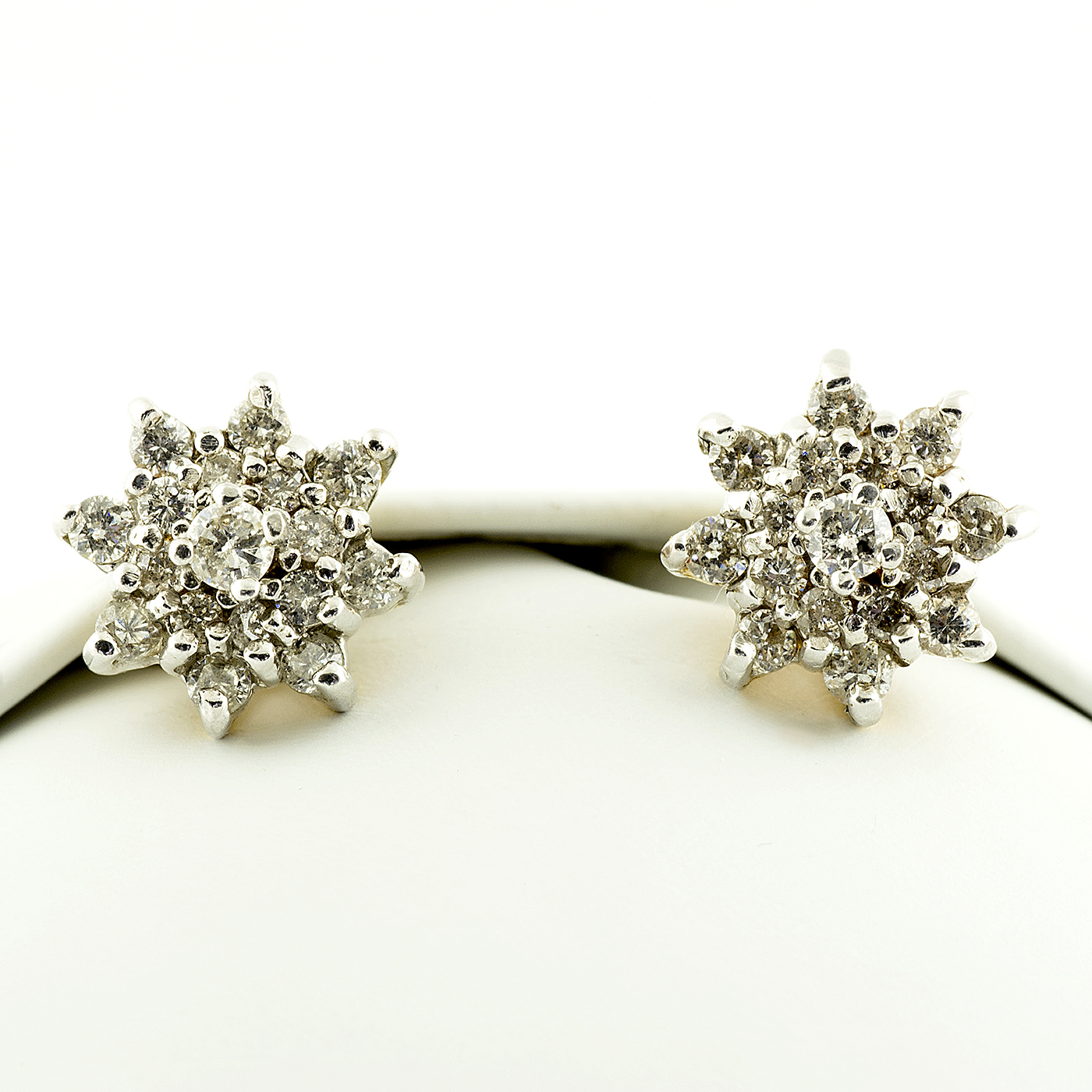 Juego de pendientes en oro blanco de 18k, con 17 Diamantes Naturales, talla Brillante de 1,5 ct. Juego de pendientes en oro blanco de 18k, con 17 Diamantes Naturales, talla Brillante de 1,5 ct.