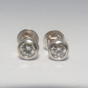 Juego de Pendientes en Oro, con Diamantes Naturales talla Brillante de 0,76 ct. (K-L/SI2). Certificado IGE