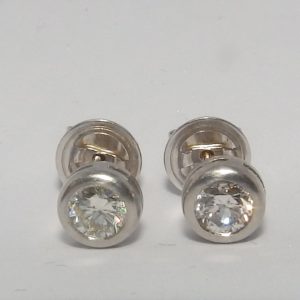 Juego de Pendientes en Oro, con Diamantes Naturales talla Brillante de 0,76 ct. (K-L/SI2). Certificado IGE