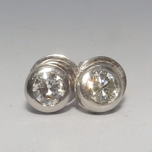 Juego de Pendientes en Oro, con Diamantes Naturales talla Brillante de 0,76 ct. (K-L/SI2). Certificado IGE