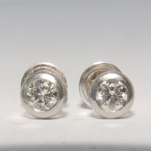 Juego de Pendientes en Oro, con Diamantes Naturales talla Brillante de 0,76 ct. (K-L/SI2). Certificado IGE