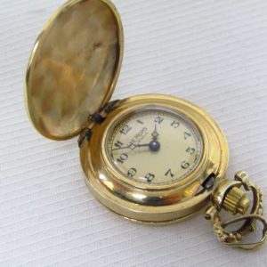 LEE MORS. Reloj de colgar, saboneta y remontoir. Suiza, ca. 1900.