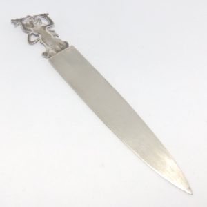 Lote de cuatro abrecartas en Plata Inglesa y Española. Dos con hojas de nácar.