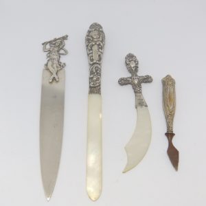 Lote de cuatro abrecartas en Plata Inglesa y Española. Dos con hojas de nácar.