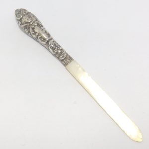 Lote de cuatro abrecartas en Plata Inglesa y Española. Dos con hojas de nácar.