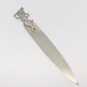 Lote de cuatro abrecartas en Plata Inglesa y Española. Dos con hojas de nácar.