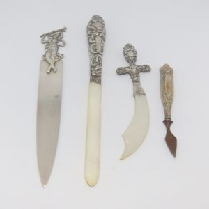 Lote de cuatro abrecartas en Plata Inglesa y Española. Dos con hojas de nácar.