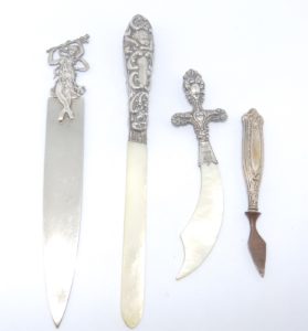 Lote de cuatro abrecartas en Plata Inglesa y Española. Dos con hojas de nácar.