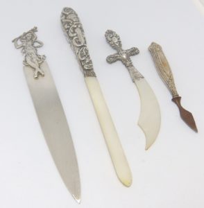Lote de cuatro abrecartas en Plata Inglesa y Española. Dos con hojas de nácar.