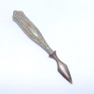 Lote de cuatro abrecartas en Plata Inglesa y Española. Dos con hojas de nácar.