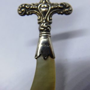 Lote de cuatro abrecartas en Plata Inglesa y Española. Dos con hojas de nácar.