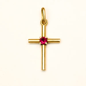 Lote de cuatro crucifijos para colgar en oro de 18k. España. Siglo XX.