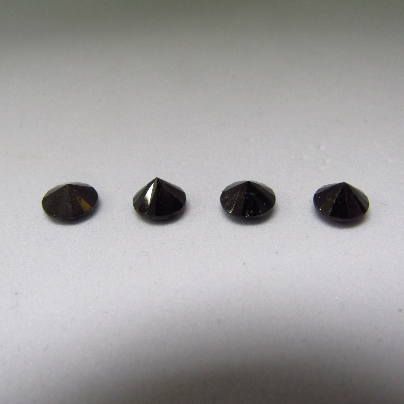Lote de cuatro Diamantes Naturales talla Brillante de 4,16 ct. Color: Negro. NO TRATADO. Certificado NEL. Lote de cuatro Diamantes Naturales talla Brillante de 4,16 ct. Color: Negro. NO TRATADO. Certificado NEL.