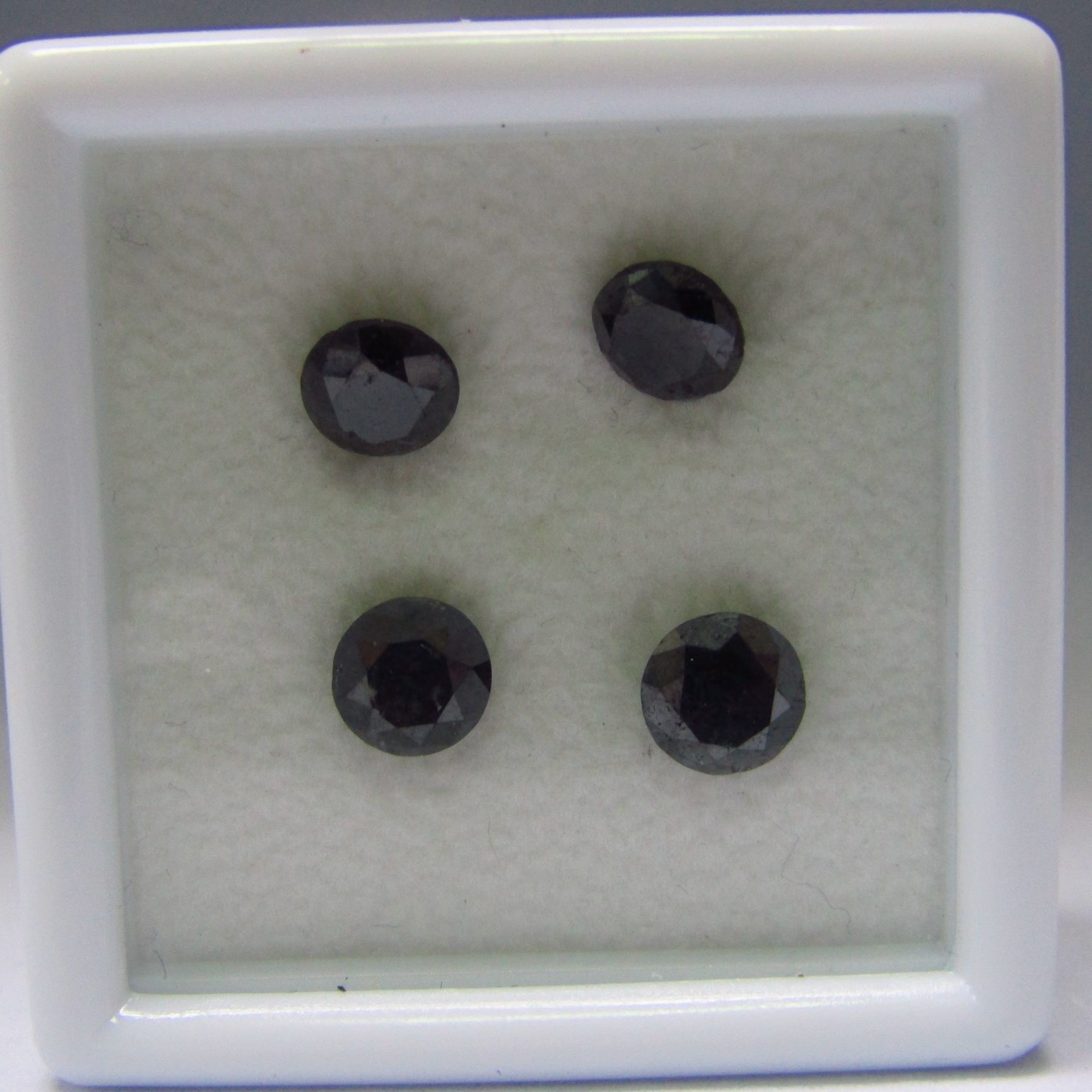 Lote de cuatro Diamantes Naturales talla Brillante de 4,16 ct. Color: Negro. NO TRATADO. Certificado NEL. Lote de cuatro Diamantes Naturales talla Brillante de 4,16 ct. Color: Negro. NO TRATADO. Certificado NEL.