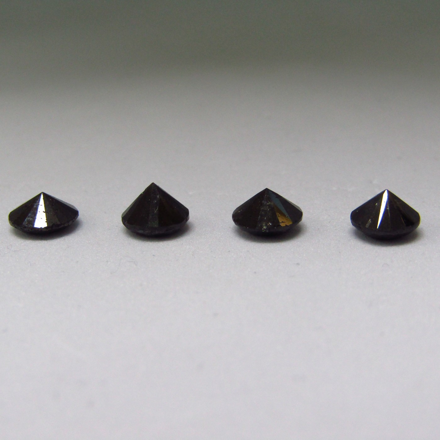 Lote de cuatro Diamantes Naturales talla Brillante de 4,16 ct. Color: Negro. NO TRATADO. Certificado NEL. Lote de cuatro Diamantes Naturales talla Brillante de 4,16 ct. Color: Negro. NO TRATADO. Certificado NEL.