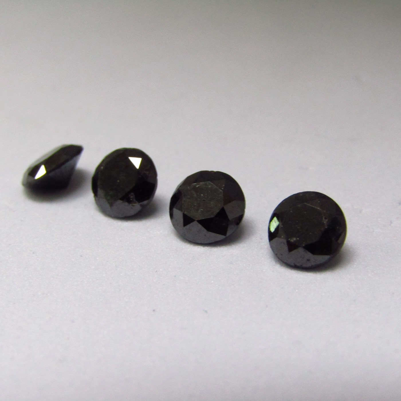 Lote de cuatro Diamantes Naturales talla Brillante de 4,16 ct. Color: Negro. NO TRATADO. Certificado NEL. Lote de cuatro Diamantes Naturales talla Brillante de 4,16 ct. Color: Negro. NO TRATADO. Certificado NEL.