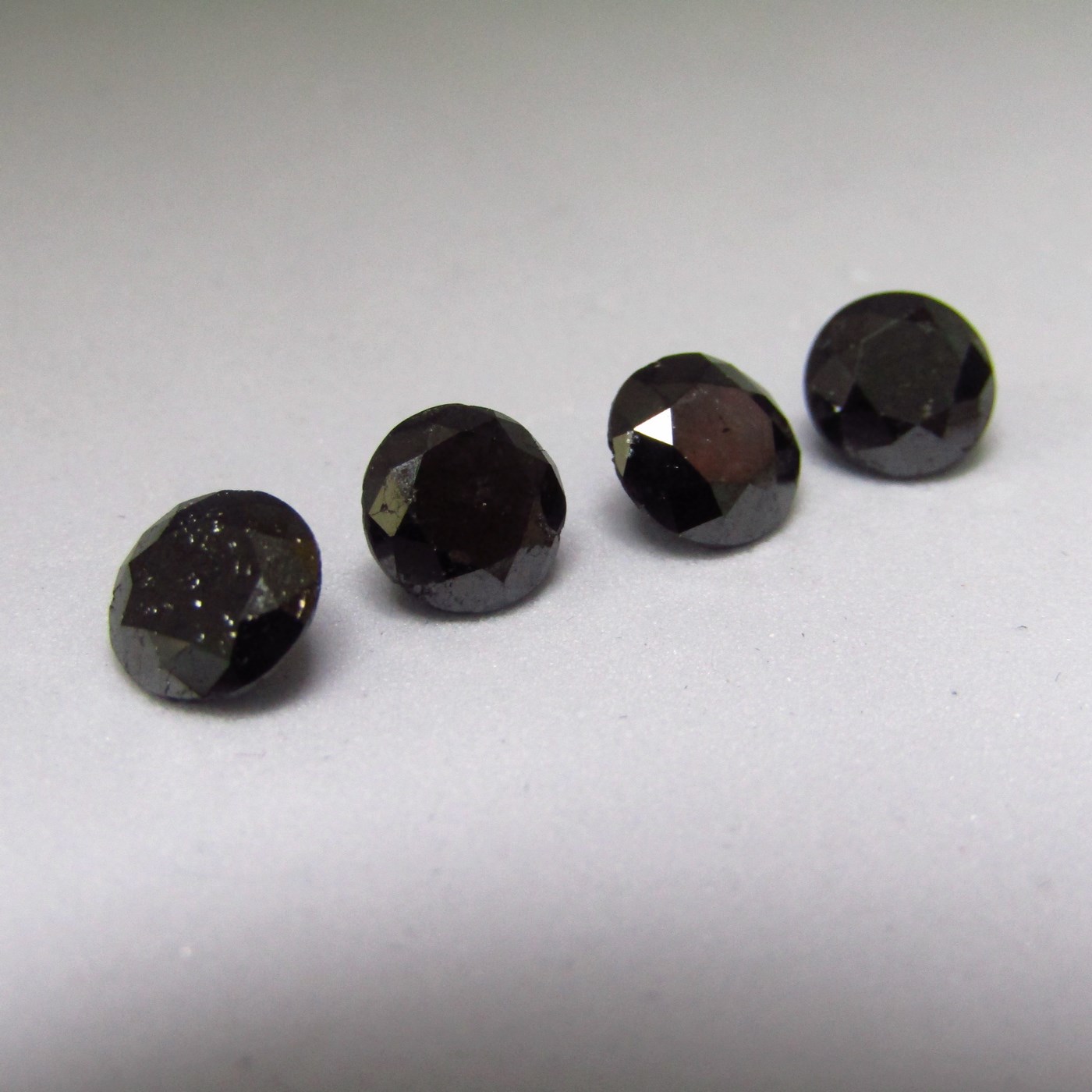 Lote de cuatro Diamantes Naturales talla Brillante de 4,16 ct. Color: Negro. NO TRATADO. Certificado NEL. Lote de cuatro Diamantes Naturales talla Brillante de 4,16 ct. Color: Negro. NO TRATADO. Certificado NEL.