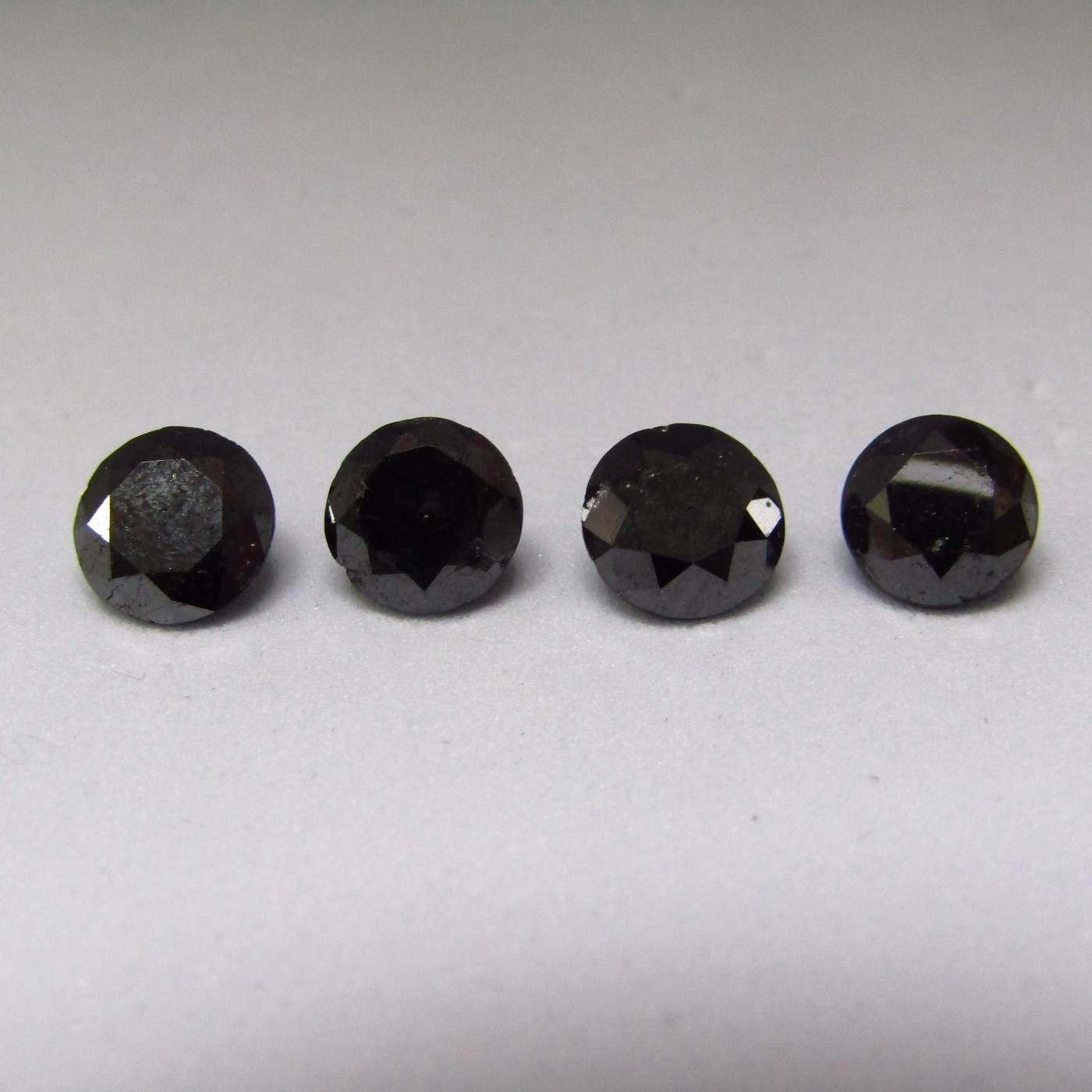 Lote de cuatro Diamantes Naturales talla Brillante de 4,16 ct. Color: Negro. NO TRATADO. Certificado NEL. Lote de cuatro Diamantes Naturales talla Brillante de 4,16 ct. Color: Negro. NO TRATADO. Certificado NEL.