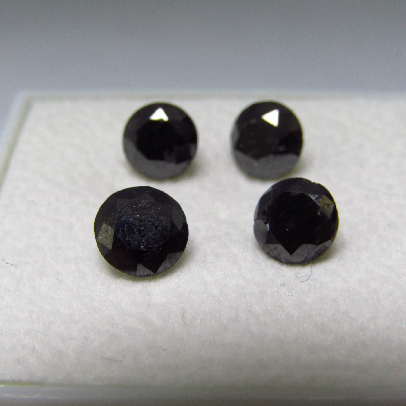 Lote de cuatro Diamantes Naturales talla Brillante de 4,16 ct. Color: Negro. NO TRATADO. Certificado NEL. Lote de cuatro Diamantes Naturales talla Brillante de 4,16 ct. Color: Negro. NO TRATADO. Certificado NEL.