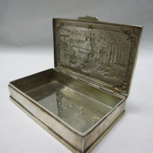 M.A. Caja de Rape en Plata de Ley, con escena grabada. Pps. siglo XX.