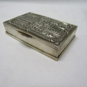 M.A. Caja de Rape en Plata de Ley, con escena grabada. Pps. siglo XX.
