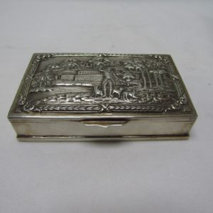 M.A. Caja de Rape en Plata de Ley, con escena grabada. Pps. siglo XX.