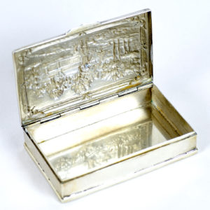 M.A. Caja de Rape en Plata de Ley, con escena grabada. Pps. siglo XX.